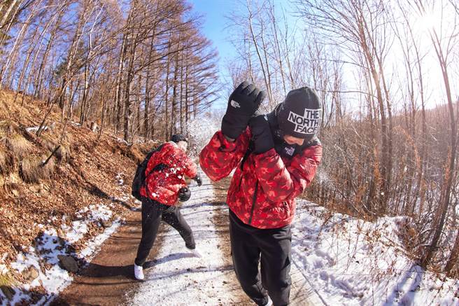 The North Face兔年新春系列也以紅色帶出喜慶氛圍。（The North Face提供）