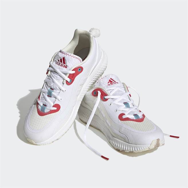 adidas JELLY BOUNCE跑鞋以毛絨鞋舌加鞋後跟毛絨兔尾巴設計呼應兔年，造型相當萌趣，3290元。（adidas提供）