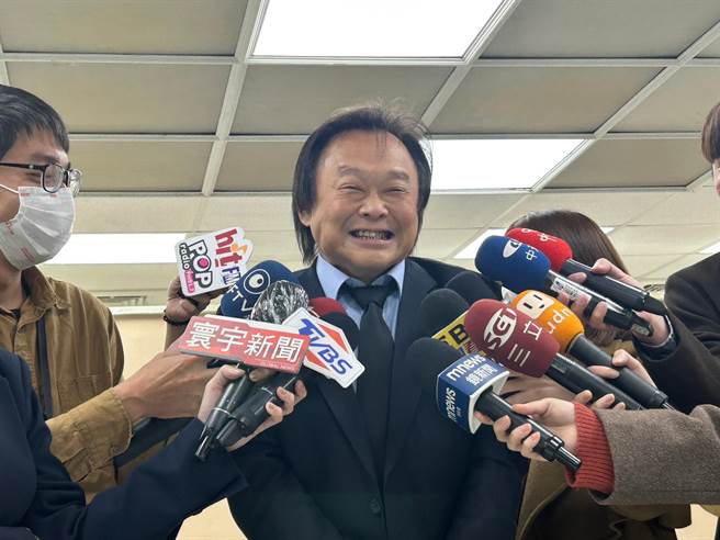 台北市议员王世坚坦言，他送柯文哲的礼物，比送给老婆的多出很多。（李奇叡摄）