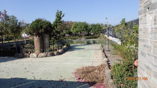 高雄邮差送信惨遭「大型獒犬」攻击，四肢被咬伤大喷血。(叶庭欣/翻摄)