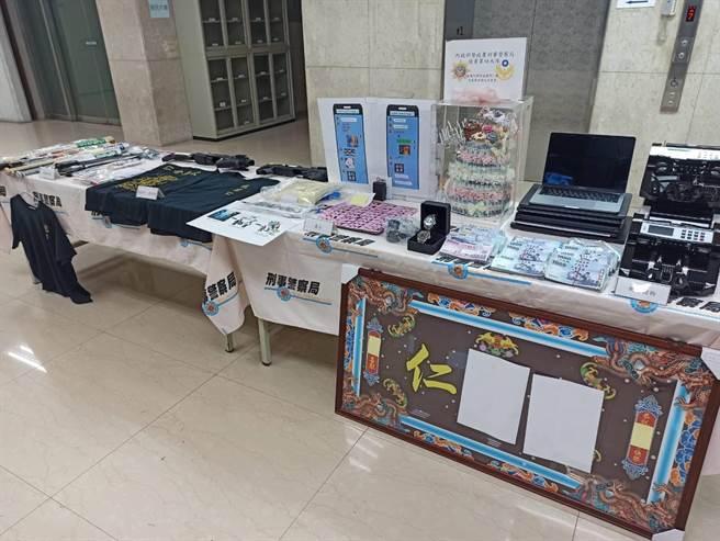 警方破获桃园明仁会，查扣大批明仁会字样的赃证物。（林郁平摄）