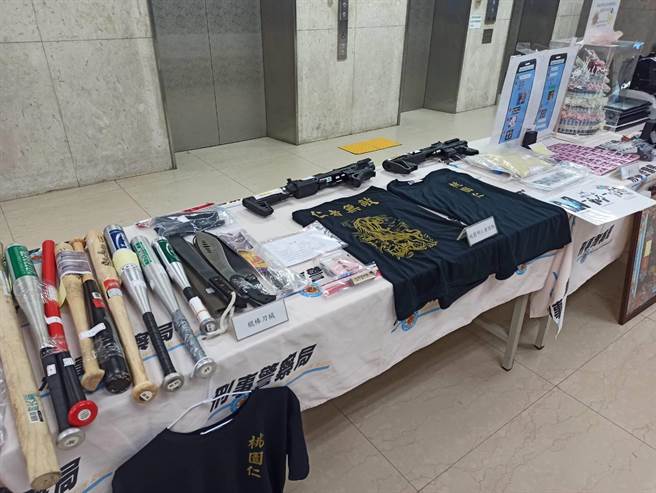 警方破获桃园明仁会，查扣大批明仁会字样的赃证物。（林郁平摄）