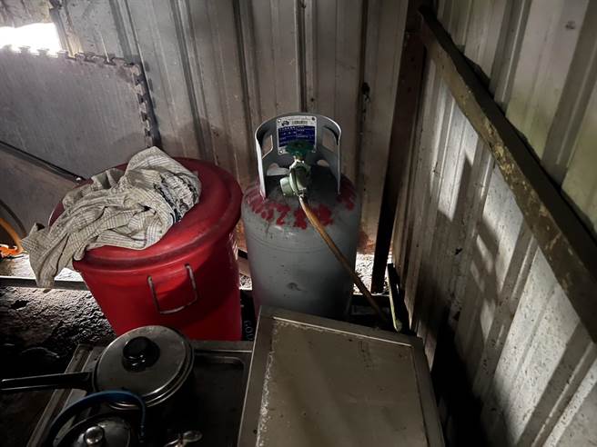 现场还有桶装瓦斯、锅盆等生活用品。（吕健豪摄）