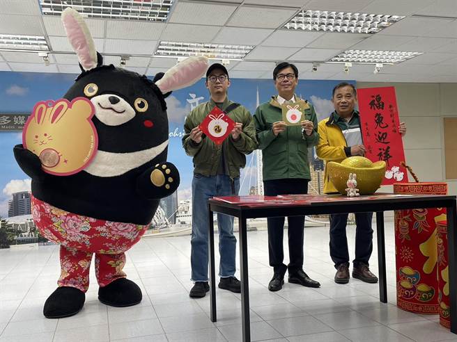 高雄市長陳其邁6日公布多款2023兔年限定高雄版新春小物，包括「福兔迎祥」春聯、「鴻運佳兔」斗方春聯及兔年開運小紅包、賀卡等。（洪浩軒攝）