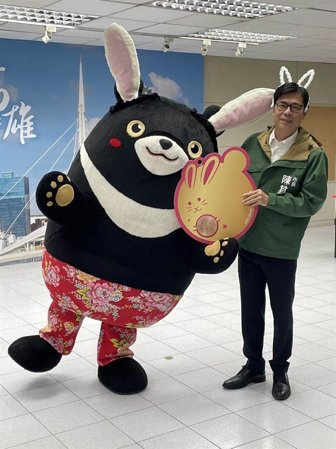 高雄市長陳其邁6日公布多款2023兔年限定高雄版新春小物，包括「福兔迎祥」春聯、「鴻運佳兔」斗方春聯及兔年開運小紅包、賀卡等。（洪浩軒攝）