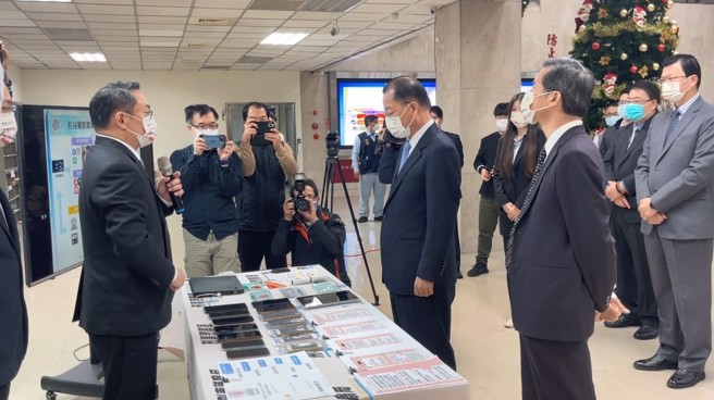 內政部警政署刑事警察局查獲假投資詐騙集團記者會現場。(圖/警政署提供)