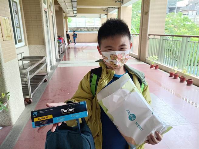 基隆市政府將提供全市高中以下的學子、教職員每人2劑快篩，強化農曆春節及寒假期間的校園防疫措施。（基隆市政府提供／張志康基隆傳真）