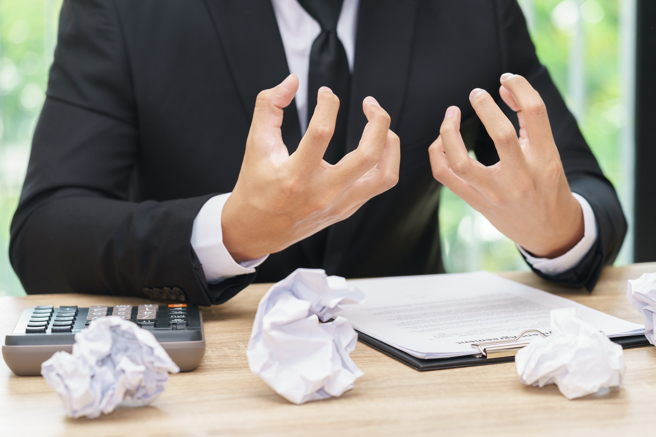 一名網友抱怨，有資深同事即將離職，但公司竟然要求大家集資舉辦歡送會。（示意圖／shutterstock）