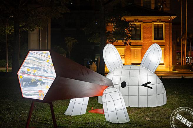 「米洗兔」由新竹市在地藝術團隊廖栢賢，在草坪上擺放可愛的胡蘿蔔望遠鏡，從望遠鏡裡看到星星並許下美好心願。（圖／旅遊經提供）