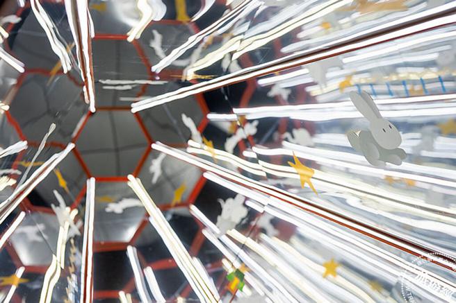 「米洗兔」由新竹市在地藝術團隊廖栢賢，在草坪上擺放可愛的胡蘿蔔望遠鏡，從望遠鏡裡看到星星並許下美好心願。（圖／旅遊經提供）