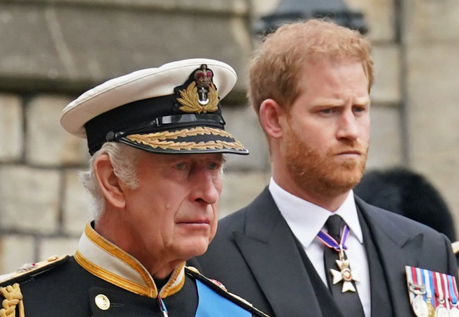 英王查爾斯和次子哈利2022年9月19日在溫莎（Windsor）為女王移靈的神情。（達志圖庫/TGP）