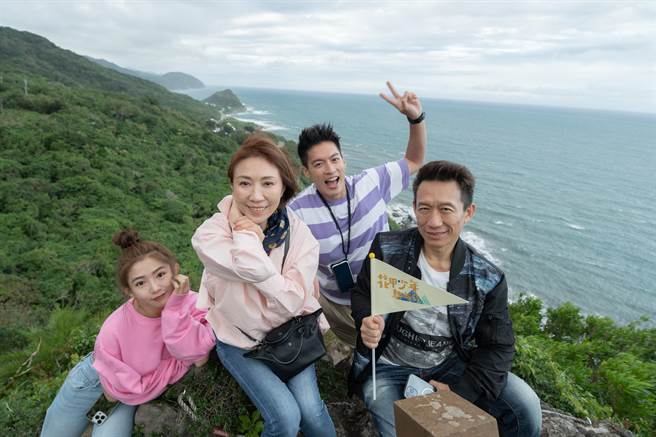 郭书瑶（左起）、李翊君、许孟哲、郭子乾大胆登上勇敢石眺望太平洋。（东森提供）