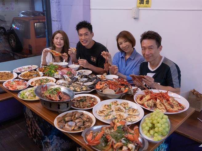 郭子乾（右）带大伙享用丰盛的「痛风餐」。（东森提供）