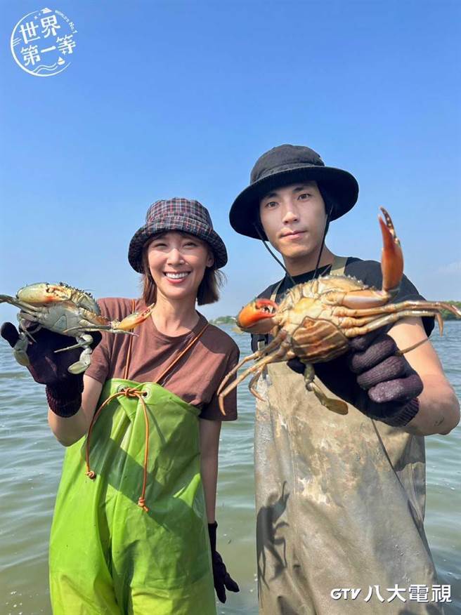 唐振刚带李懿寻找屏东的巨无霸红蟳。（八大提供）