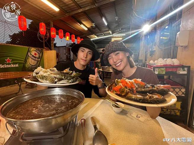 唐振刚与李懿享用红蟳。（八大提供）