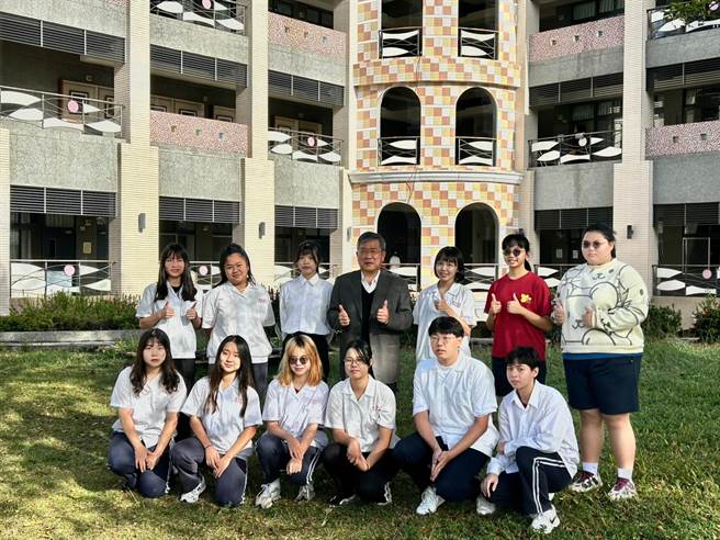 国立台东女中学子今年共有14名学生透过特殊选才录取喜爱的大学校系，其中有6位是美术班学生。（国立台东女中提供／蔡旻妤台东传真）