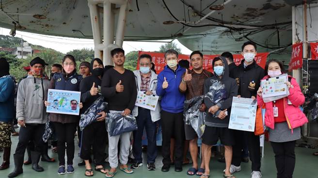 新北市劳工局长陈瑞嘉（着蓝色外套者）前往富基渔港关怀访视外籍渔工。（新北市劳工局提供）