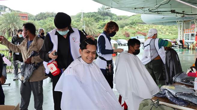 新北市劳工局帮外籍渔工安排义剪服务。（新北市劳工局提供）