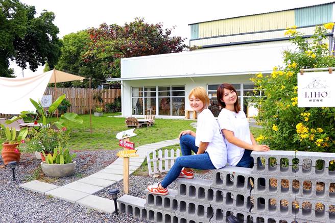 郭子瑄（右）、郭倢安（左）两姊妹因疫情重新相聚并一同完成妈妈年少心愿，开了间咖啡店，文青中带有满满温馨感。（谢佳潾摄）