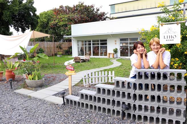 郭子瑄（左）、郭倢安（右）两姊妹因疫情重新相聚并一同完成妈妈年少心愿，开了间咖啡店，文青中带有满满温馨感。（谢佳潾摄）