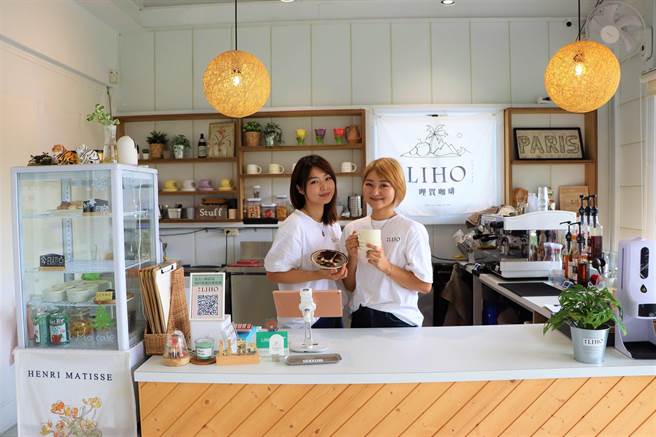 郭子瑄（左）、郭倢安（右）两姊妹因疫情重新相聚并一同完成妈妈年少心愿，开了间咖啡店，文青中带有满满温馨感。（谢佳潾摄）