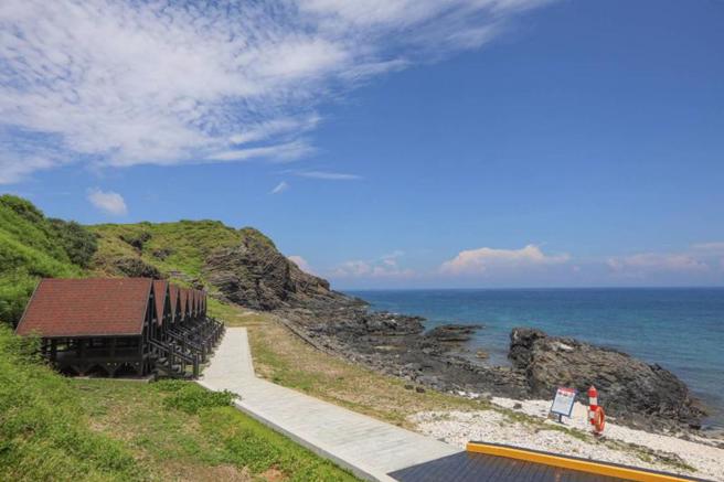 交通部观光局澎湖国家风景区管理处今年规划「四季澎湖湾、精彩一箩筐」旅游主轴，推出四季旅游，盼带领游客探索各地不同风貌。图为澎湖七美。（图/ 中央社）