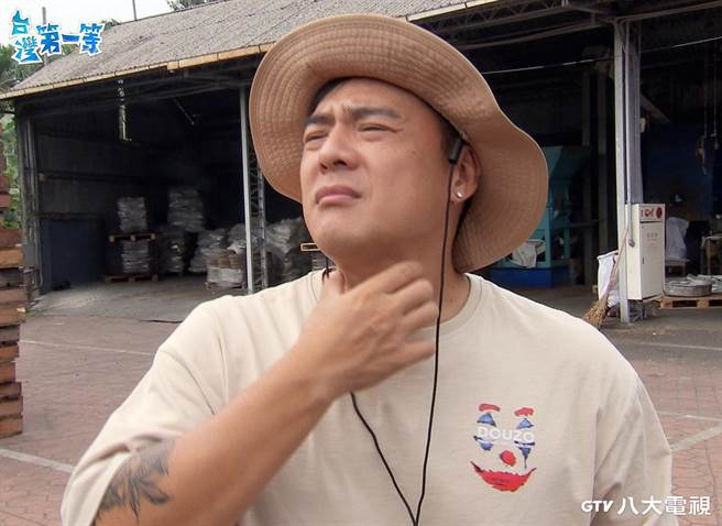 窦智孔受苦茶油盲测考验，因苦味的后劲涌上，一脸痛苦。（八大提供）