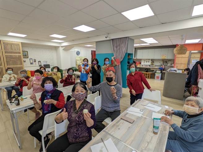 家園長輩與據點長輩共學。(高雄市社會局提供／林雅惠傳真)