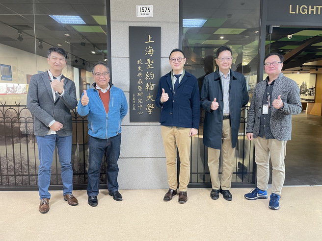 数字王国谢安执行长偕同业务发展白法尧副总裁参访圣约翰科技大学。左起胡文和主任、何副校长、谢安执行长、白法尧副总裁及陈国雄研发长。 (照片/圣约翰科技大学提供)