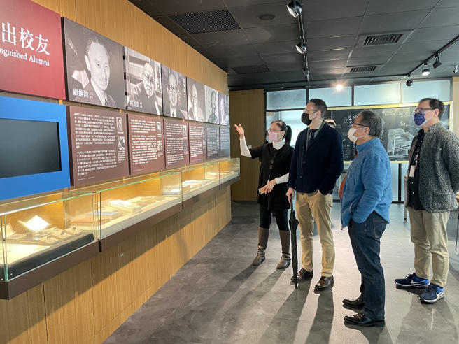 谢安执行长（左二）参观上海圣约翰大学校史典藏暨研究中心（约史中心），由黄守静主任（左一）导览解说上海约大的杰出校友。(照片/圣约翰科技大学提供)