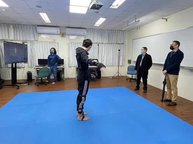 多媒体设计系的穿戴式动作捕捉系统，可以精准捕捉人体动作细节，提供学生制作视觉特效运用。(照片/圣约翰科技大学提供)