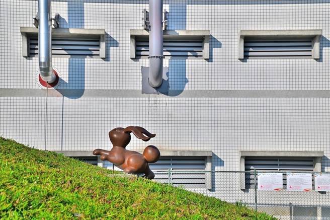 台中市府水利局於福田水資源回收中心打造「花現福氣兔」裝置藝術，是新春出遊的好去處。（台中市府水利局提供／陳淑娥台中傳真）