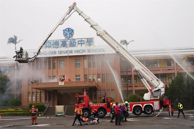 新竹县消防局消防演习，出动全国仅有4部的70公尺高云梯车。（新竹县府提供／邱立雅竹县传真）