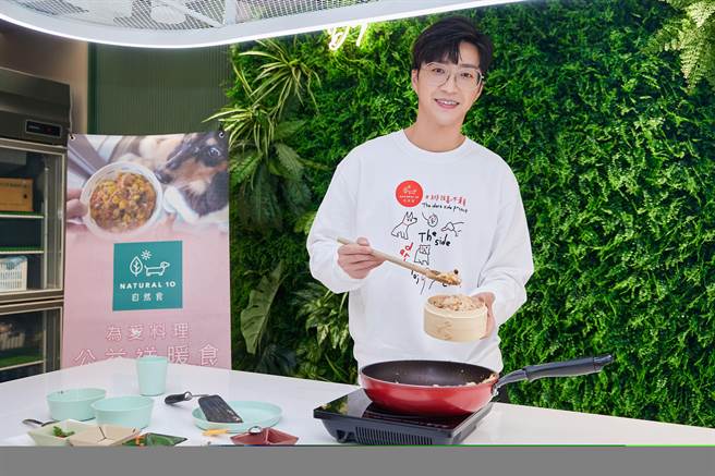江宏杰亲自下厨烹煮美味鲜食，喂饱200只小毛孩。（自然食Natural10提供）