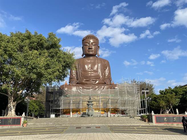 八卦山大佛修復已經接近尾聲，大佛和蓮花座外漆噴塗完成，預計下周就會拆掉整個工程架，重現風采迎新春。（吳敏菁攝）