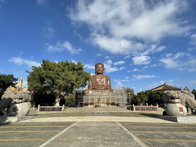 八卦山大佛修復已經接近尾聲，大佛和蓮花座外漆噴塗完成，預計下周就會拆掉整個工程架，重現風采迎新春。（吳敏菁攝）