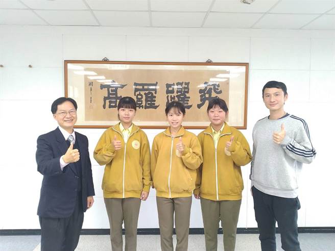 罗东高中划船队在亚青杯划船锦标赛夺下破队史纪录的佳绩，图从左至右为校长曾璧光校长，划船队员赖宜君同学、罗萱同学、黄欣仪以及教练游宗威。（罗东高中提供／李忠一宜兰传真）