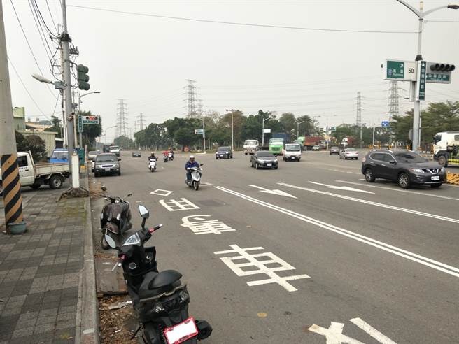 「貨櫃車專用道計畫」計畫拓寬小港區中鋼路、沿海二路及沿海三路等港區道路設置貨櫃車專用道，遭民間團體質疑將毀該路段近3000棵行道樹。（翻攝照片／崔正綱高雄傳真）