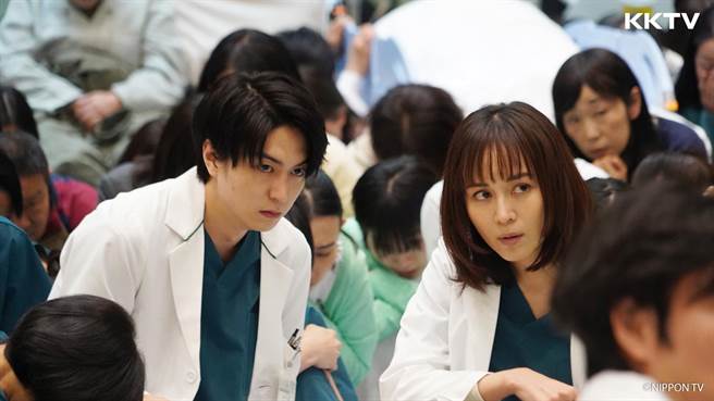 比嘉愛未在《占領大醫院》飾演櫻井翔的妻子。（KKTV提供）