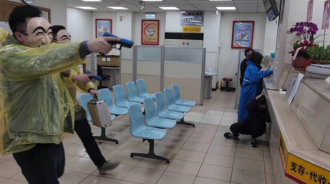 新北市警局瑞芳分局举行防抢演练，过程相当逼真，目睹民眾在得知真相后直呼逼真。（新北市警局提供／张志康新北传真）