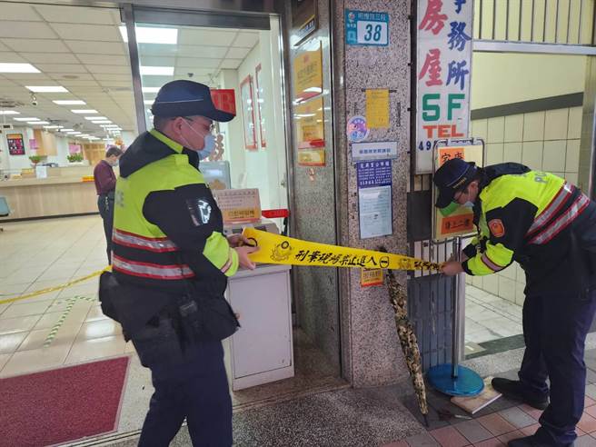 新北市警局瑞芳分局举行防抢演练，过程相当逼真，目睹民眾在得知真相后直呼逼真。（新北市警局提供／张志康新北传真）