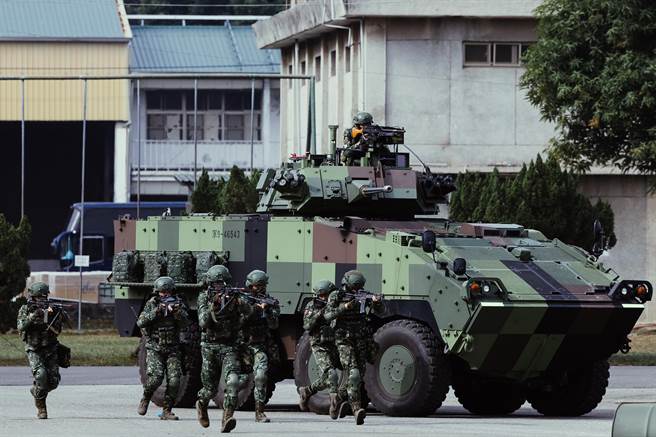 蔡英文总统6日前往嘉义视导实兵演练，该演练结合部队行动、战斗程序及预想遭遇状况，设计攻击准备、攻击实施、夺去目标及巩固、整顿等四项演练课目。（郭吉铨摄）