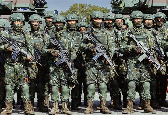 陆军机步234旅联兵一营6日在嘉义中庄营区进行战备部队机步排应援作战实兵演练。图为官兵列队整齐，军容壮盛。（郭吉铨摄）