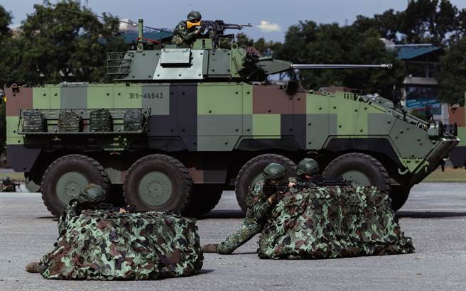 图为云豹甲车上T74机枪实施优势火力射击，掩护突击伍建立外围火线。（郭吉铨摄）