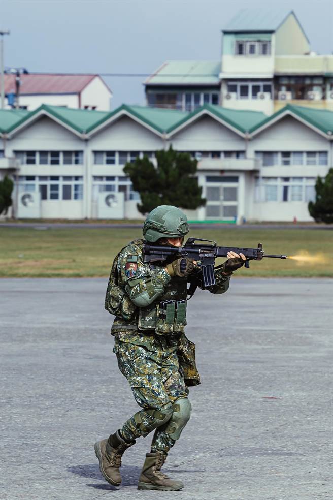陆军机步234旅联兵1营6日执行战备部队机步排应援作战实兵演练，为求逼真更全程运用空包弹，场面震撼。（郭吉铨摄）
