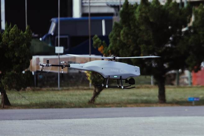 图为中科院和民间研发的「魔羯」旋翼型无人机（UAV）重量25公斤，可在六级风下作业，作战半径30公里以上，最大升限 1500公尺，滞空时间60分钟，主要搭载双光（可见光／热显像）镜头，可在日夜与恶劣天气下提供全天候侦察能力；现代无人机可发挥低成本、高效益不对称战目标，并运用UAV执行即时战场监侦，随着陆续交机编入作战序列，将大幅提高国军地面部队战力。（郭吉铨摄）