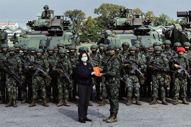 蔡英文总统（前左）6日前往嘉义中庄营区视导陆军机械化步兵第234旅联兵一营机步排应援作战实兵演练，并颁发加菜金。（郭吉铨摄）