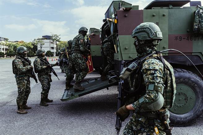 国军由机械化步兵排与云豹轮型装甲车协同组成的联兵营。（郭吉铨摄）