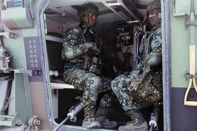 图为国军由机械化步兵排与云豹轮型装甲车协同组成的联兵营。（郭吉铨摄）