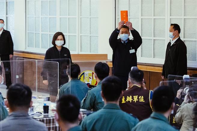 蔡英文总统（后左）6日视察嘉义空军第四联队，于餐会中致词并颁发加菜金。（郭吉铨摄）